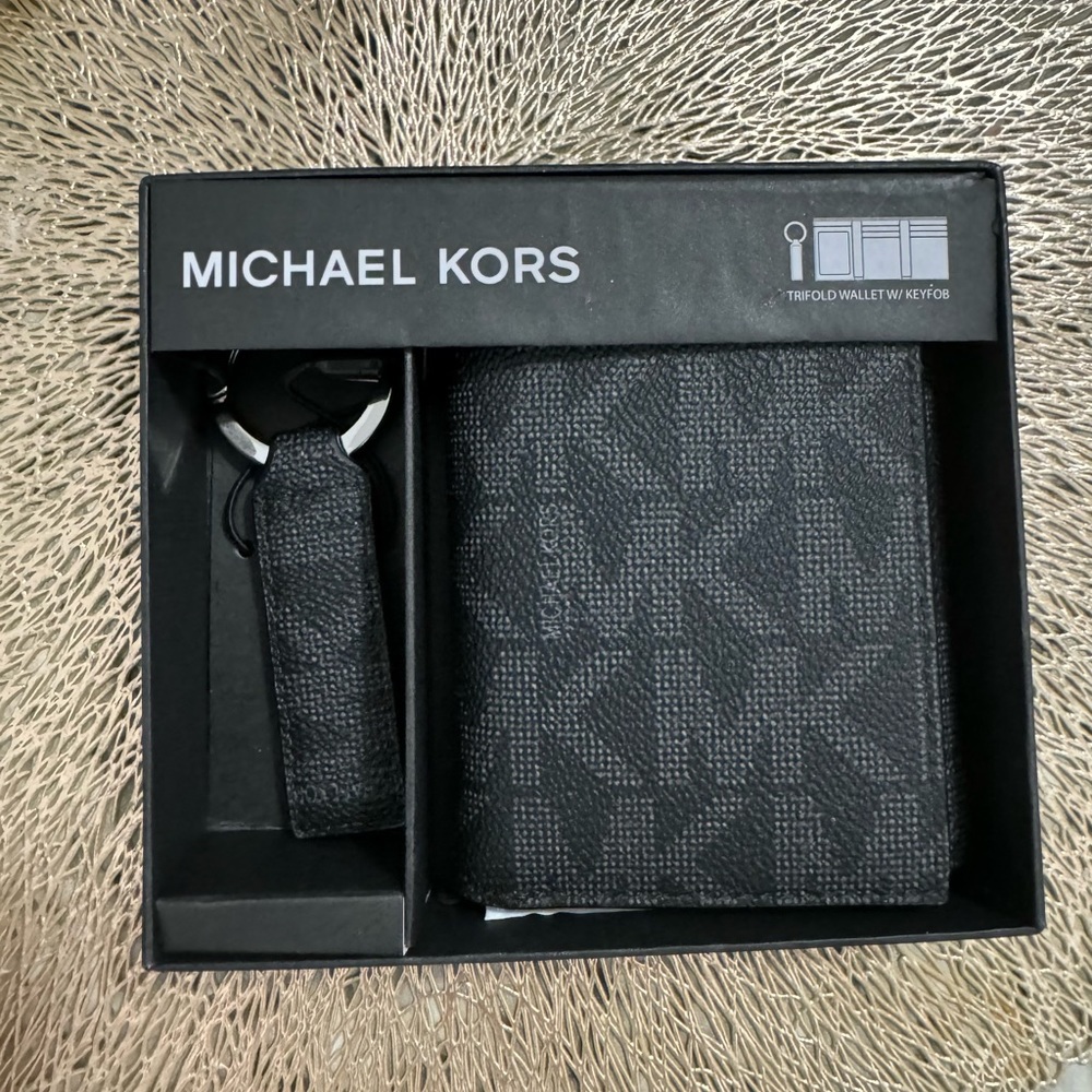 Michael Kors Gifting Boxed Signature Leather Card Holder Wallet with Key Ring
